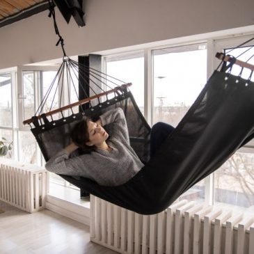 Vrouw is Relaxed in een Hangmat met Elektrische Vloerverwarming 