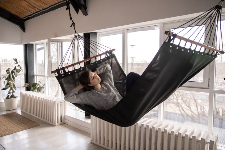 Vrouw is Relaxed in een Hangmat met Elektrische Vloerverwarming 