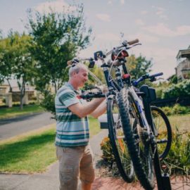 Man Plaatst Fiets op een Trekhaak Fietsendrager