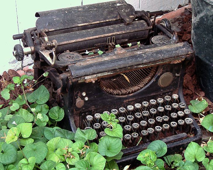 Oude Typemachine in de Tuin